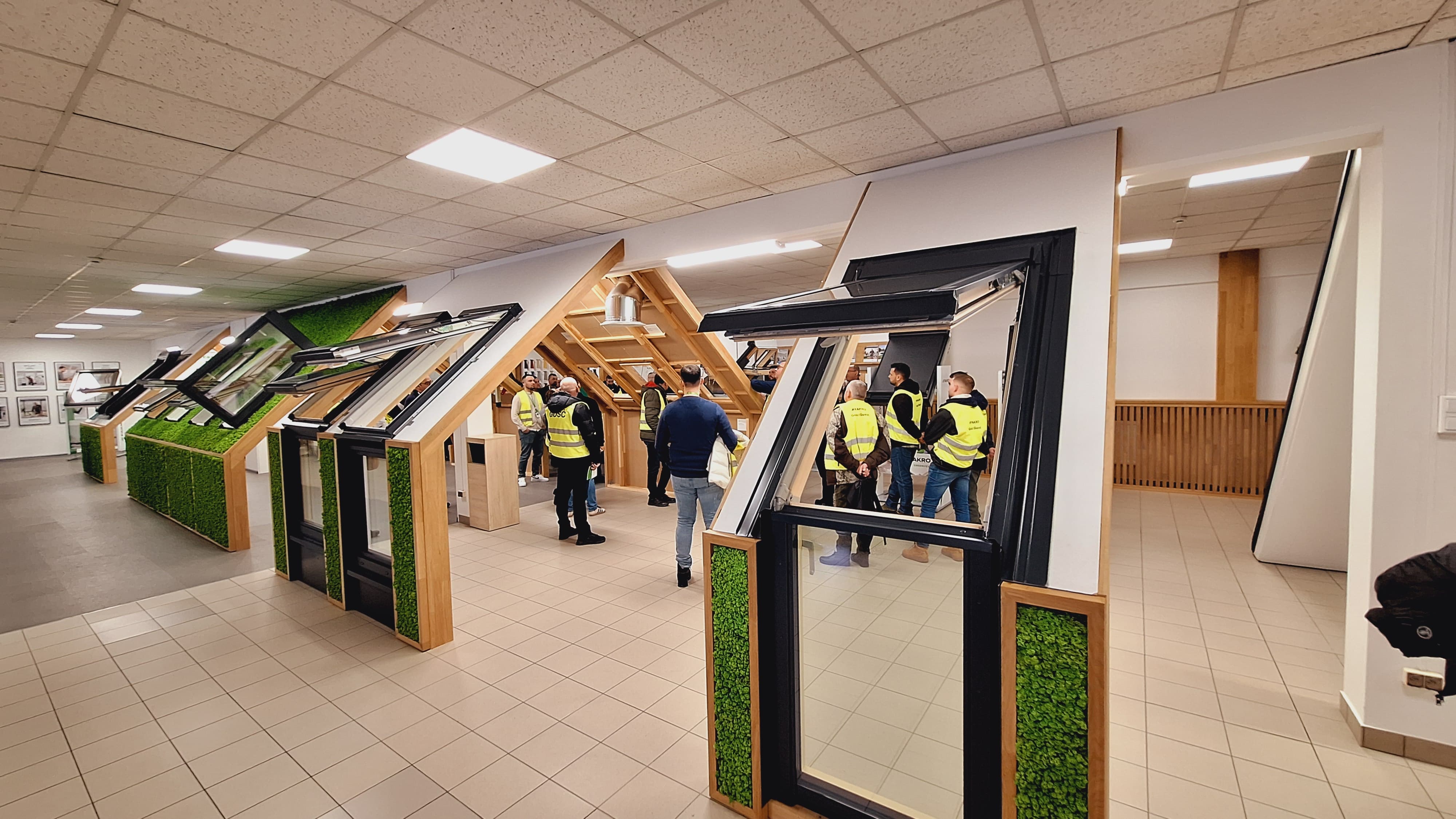 Showroom prezentare, Scara pod, ferestre de mansarda